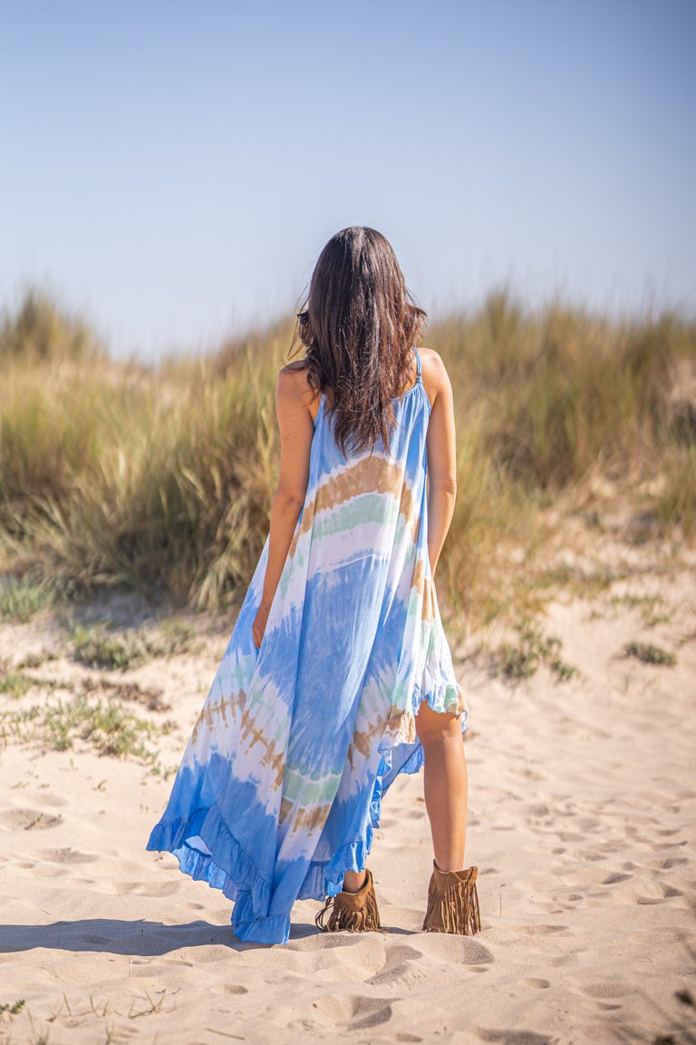 Vestido largo corte asimétrico con diseño tie dye hecho a mano con pigmentos naturales tirantes finos que se pueden regular cuello redondo con detalle de conchitas pequeñas y rematado con volante Neandnu