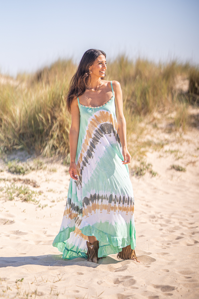 Vestido largo de corte asimétrico tie dye tirantes finos que se pueden regular cuello redondo detalle de conchitas pequeñas y rematado con volante que le dan un toque fresco al estilo boho chic Neandnu