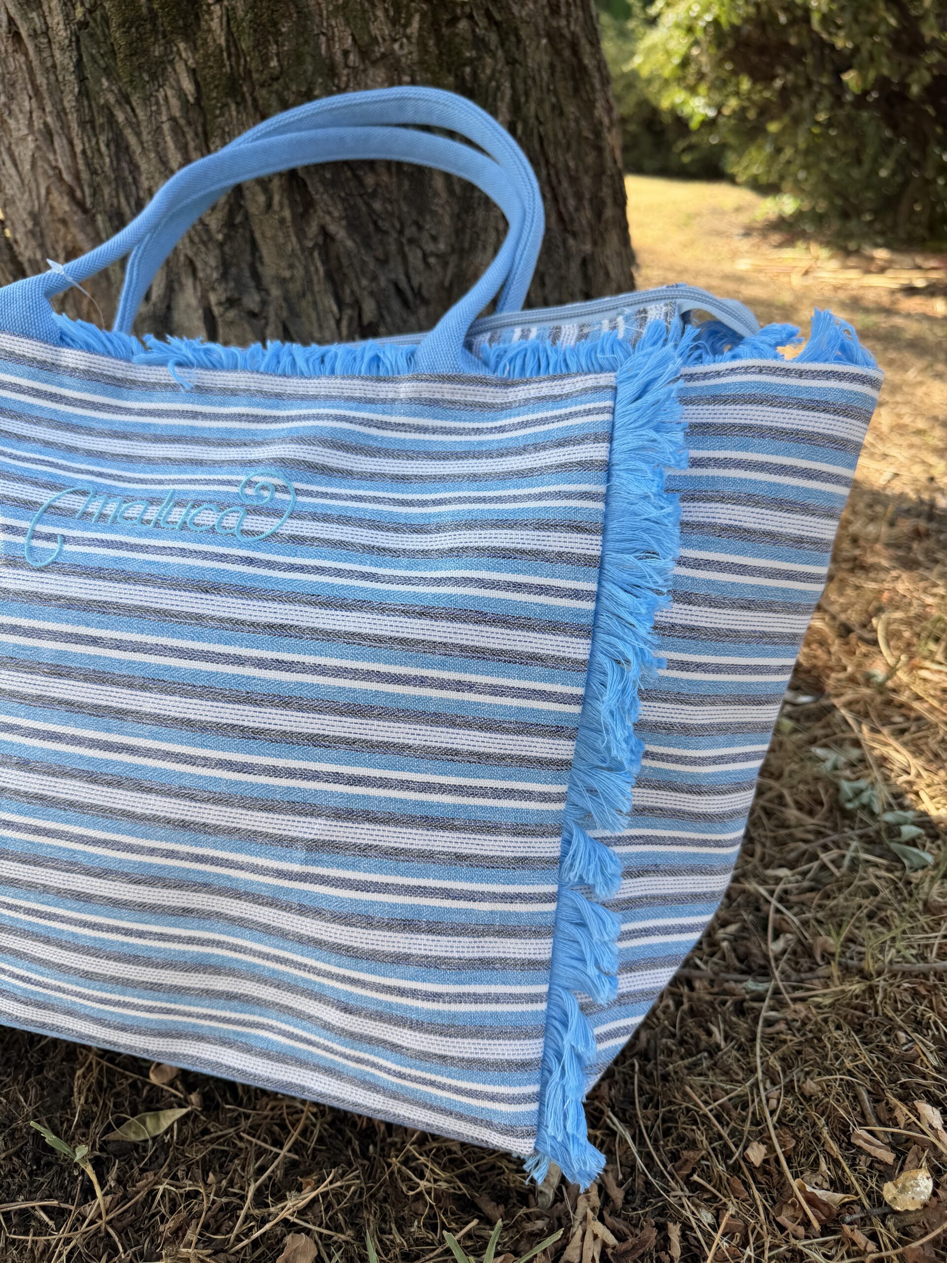 Bolso maxi en estampado de rayas horizontales azules y blancas con detalle de flecos y cierre con cremallera Neandnu