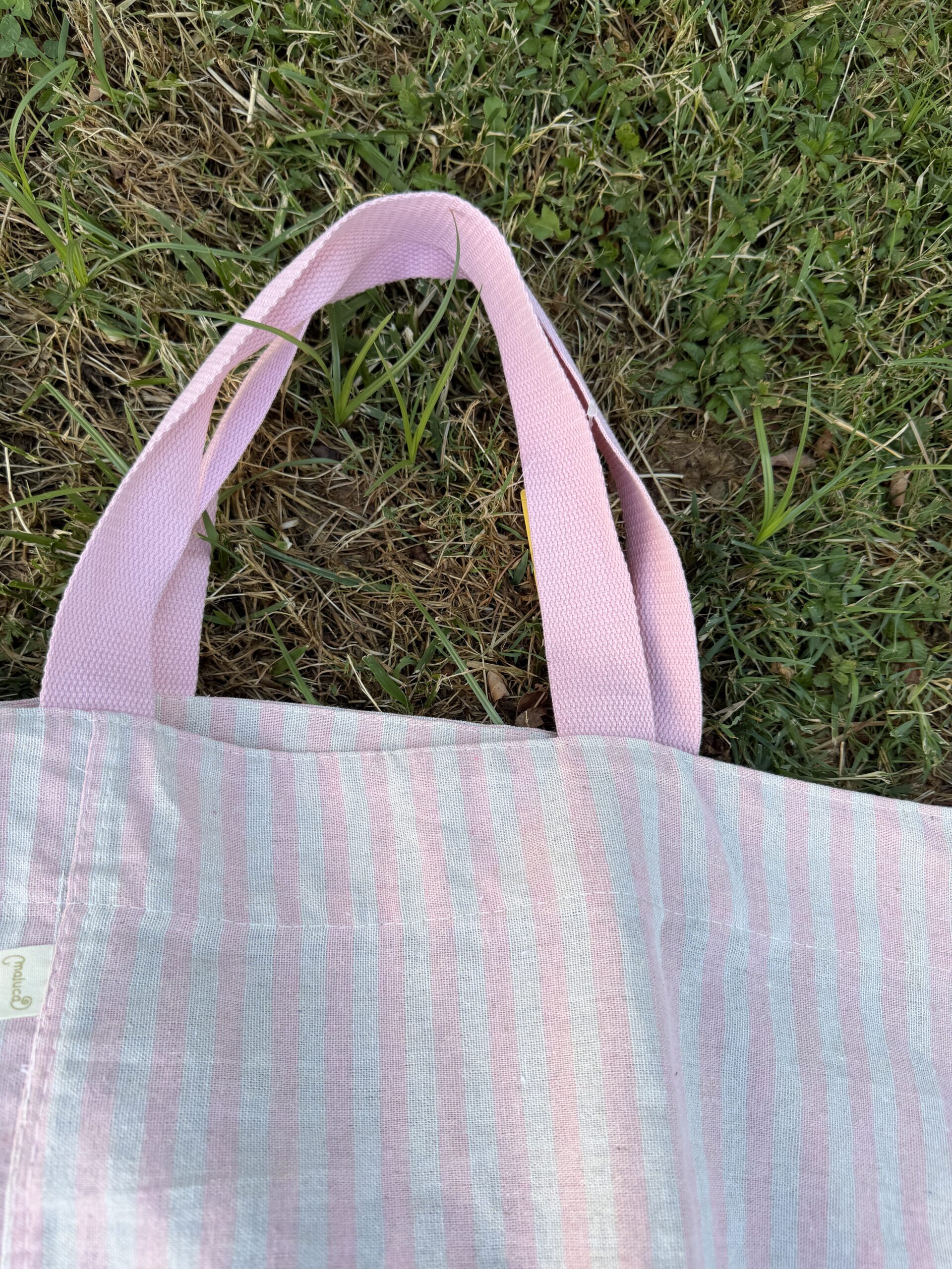 Bolso redondo maxi de lino es estampado de rayas verticales beige y rosa Neandnu